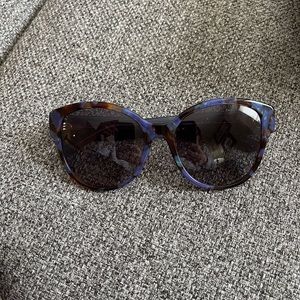 Tory Burch Sunglasses.Never worn.In excellent condition